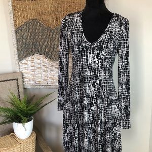 Classic V-Neck Karen Kane Dress Sz S